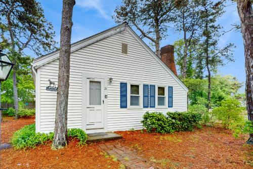 Uncle Rolfs Cozy Cottage in เดนนิส พอร์ต (MA)