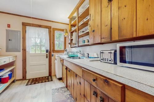 Uncle Rolfs Cozy Cottage in เดนนิส พอร์ต (MA)