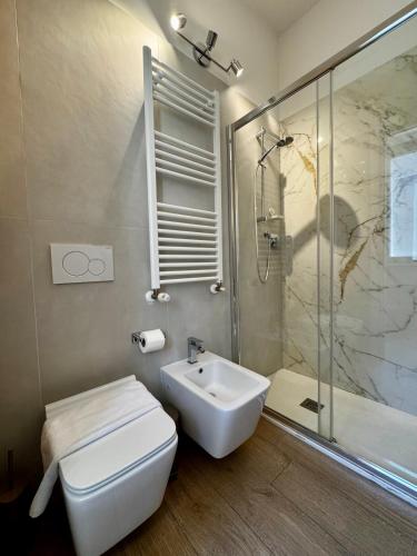 Twin Room with Private Bathroom image 3