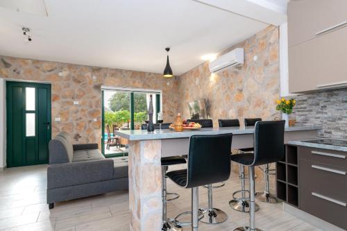 Villa Oaza Primošten With Heated Pool (Villa Oaza Primosten With Heated Pool) in Siroke