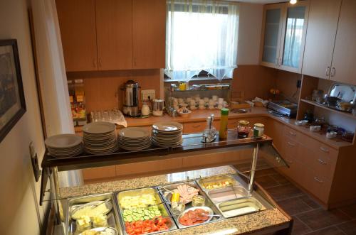 บริการและสิ่งอำนวยความสะดวก, โฮเต็ลวิคทอเรียเรสเทอรอง (Hotel Viktoria Restaurant) in บาลาโตนัลมาดิ