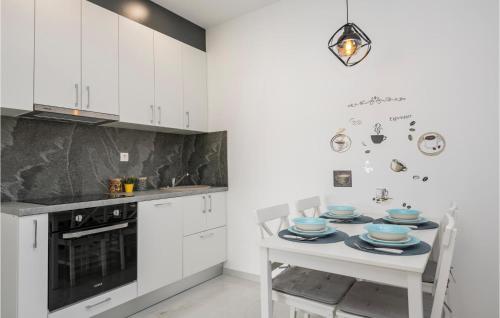 virtuve, Beautiful Home In Veliki Prolog in Dusina
