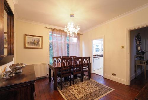 Westmorland - 4 Bedroom House - FREE Parking for up to 7 Cars - Walking distance to QMC and Universi in 倫頓