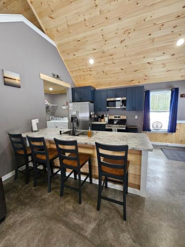 Зручності, Adirondack Private Cabin New Construction in Малон