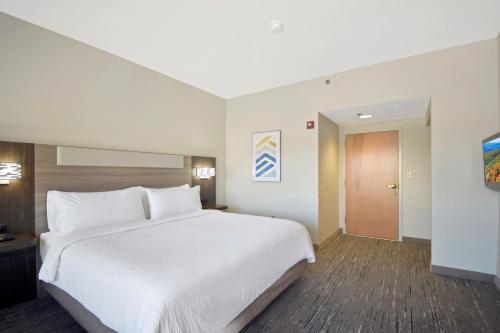 Queen Room with Accessible Roll-in Shower - Non-smoking