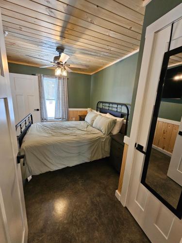 Adirondack Private Cabin New Construction in Малон