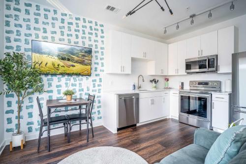 Luxe 1BR w Balcony in Downtown 542Blvd206 in Atlanta, USA