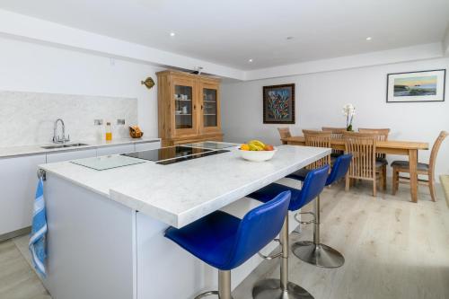 廚房, Luxury Apartment very close to Tolcarne Beach in 紐奎市中心