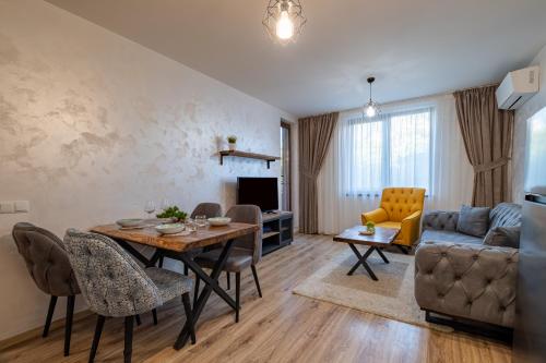Stylish Apartment with Free Public Parking