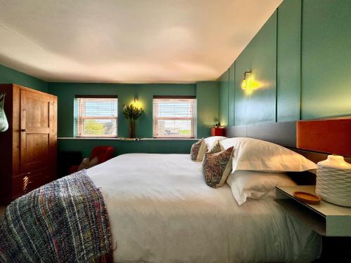 Superior King or Twin Room image 10