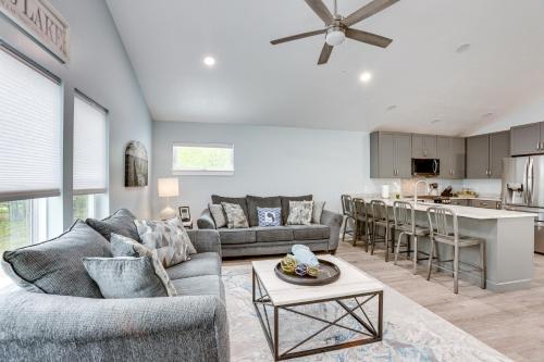 Cozy Higgins Lake Getaway: Fire Pit & Game Room in Houghton Lake (MI)