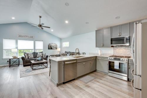 Cozy Higgins Lake Getaway: Fire Pit & Game Room in Houghton Lake (MI)