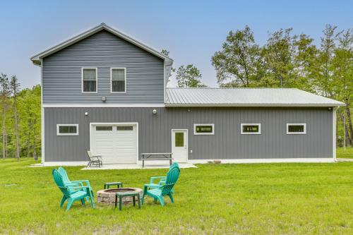 Cozy Higgins Lake Getaway: Fire Pit & Game Room in Houghton Lake (MI)