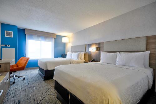 Standard Queen Room with Two Queen Beds and Mobility Accessible Tub