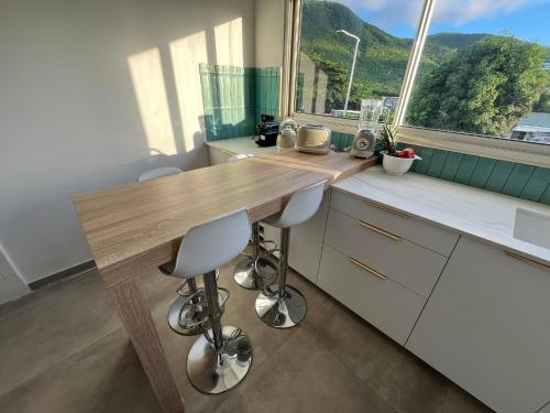 Instalaciones, Direct Beach Access, Modern Stay with Hill View in Grand Case