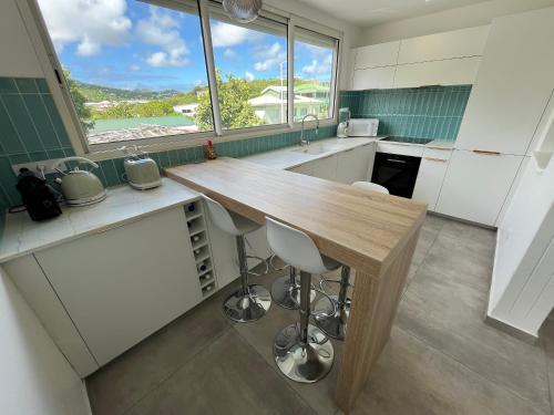Cocina, Direct Beach Access, Modern Stay with Hill View in Grand Case
