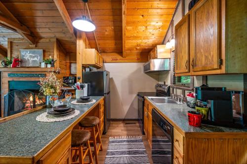 Secluded Cabin in the Woods-Hot Tub-Quiet-Fireplace-Honeymoon in Pigeon Forge (TN)