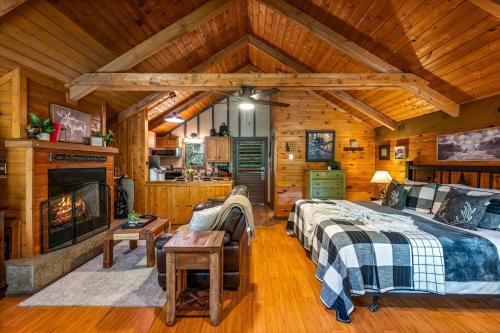 Secluded Cabin in the Woods-Hot Tub-Quiet-Fireplace-Honeymoon in Pigeon Forge (TN)