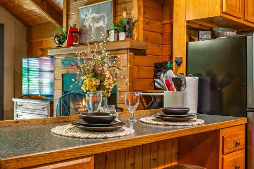 Secluded Cabin in the Woods-Hot Tub-Quiet-Fireplace-Honeymoon in Pigeon Forge (TN)