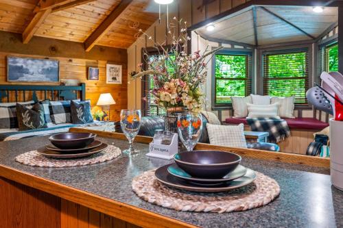 Secluded Cabin in the Woods-Hot Tub-Quiet-Fireplace-Honeymoon in Pigeon Forge (TN)