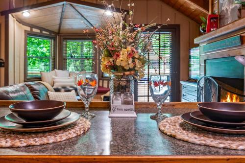 Secluded Cabin in the Woods-Hot Tub-Quiet-Fireplace-Honeymoon in Pigeon Forge (TN)