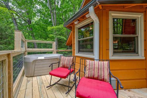 Secluded Cabin in the Woods-Hot Tub-Quiet-Fireplace-Honeymoon in Pigeon Forge (TN)