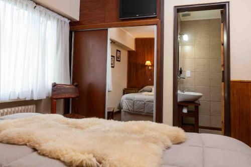 Double or Twin Room image 5