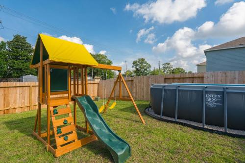 Pool house with hot tub, Houston