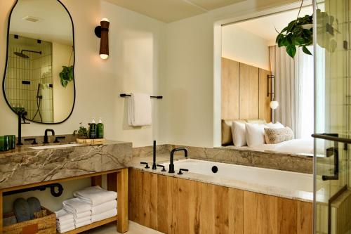 room detail thumbnail 2