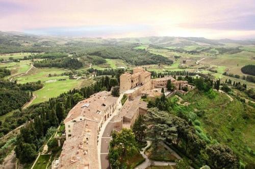 La Querciola Castelfalfi Borgo in Монтайоне