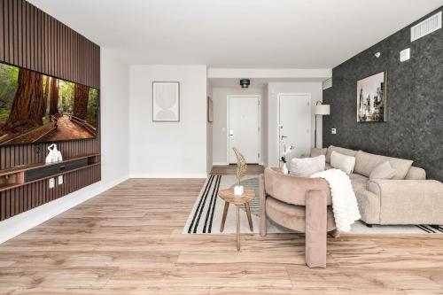Posh 2BR Retreat Gym, Prkng and Scenic Rooftop