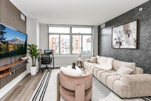 Stylish 2BR Retreat Gym Parkng and Scenic Rooftop