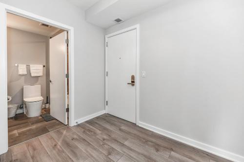 2BR Urban Retreat Gym Parkng and Scenic Rooftop