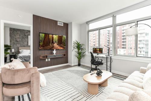 Urban 2BR Oasis with Scenic Rooftop and Gym