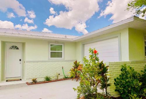 Naples 3 Bedroom 2 Bath Home Fenced in yard