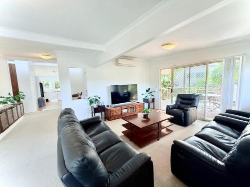 . Leafy 3-Bedroom Escape to Nature-Air Conditioned with Smart Entry