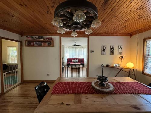 Twin Creeks, Waterfront Catskills Retreat in Ellenville (NY)