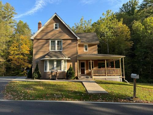 Twin Creeks, Waterfront Catskills Retreat in Ellenville (NY)