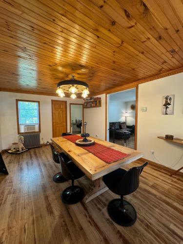 Twin Creeks, Waterfront Catskills Retreat in Ellenville (NY)