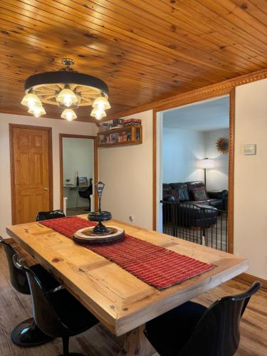 Twin Creeks, Waterfront Catskills Retreat in Ellenville (NY)