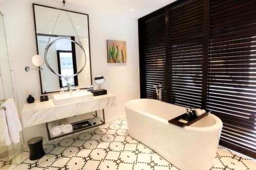 room detail thumbnail 2