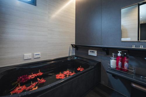 Bathroom, 専属シェフのおもてなしTHE HERO VILLA 米原ビーチリゾートIshigaki in Yonehara Beach