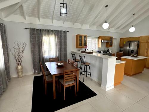 The Sunshine 3BR Villa Near Ocho Rios with Pool, Gym and Beach Access in Gated Community in Plantation Village
