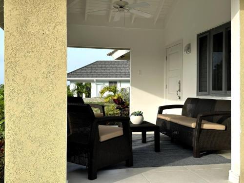 The Sunshine 3BR Villa Near Ocho Rios with Pool, Gym and Beach Access in Gated Community in Plantation Village