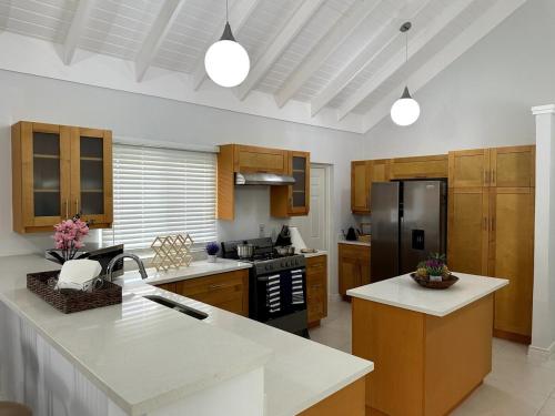 The Sunshine 3BR Villa Near Ocho Rios with Pool, Gym and Beach Access in Gated Community in Plantation Village