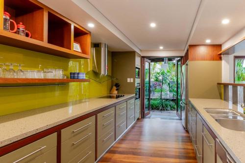Leilani Melia - stylish 3 bedroom villa on Four Mile Beach - image 5