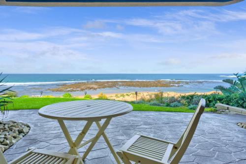 Beachfront Bliss for Two l Nova Escapes - Bateau Bay