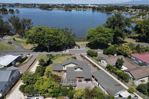 Lakeside Retreat with Swim Spa, Hamilton