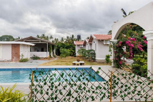 Iekārtas, Lakeside ParadisePrivate Pool3 CottagesLawn in Anekal