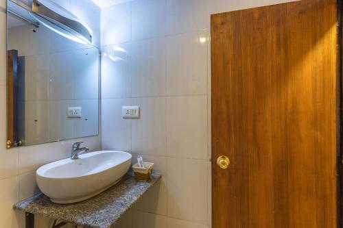 Standard Double Room image 7